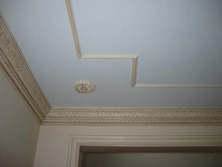 Потолок с молдингами фото Celing idea Crown molding installation, Molding installation, Ceiling design