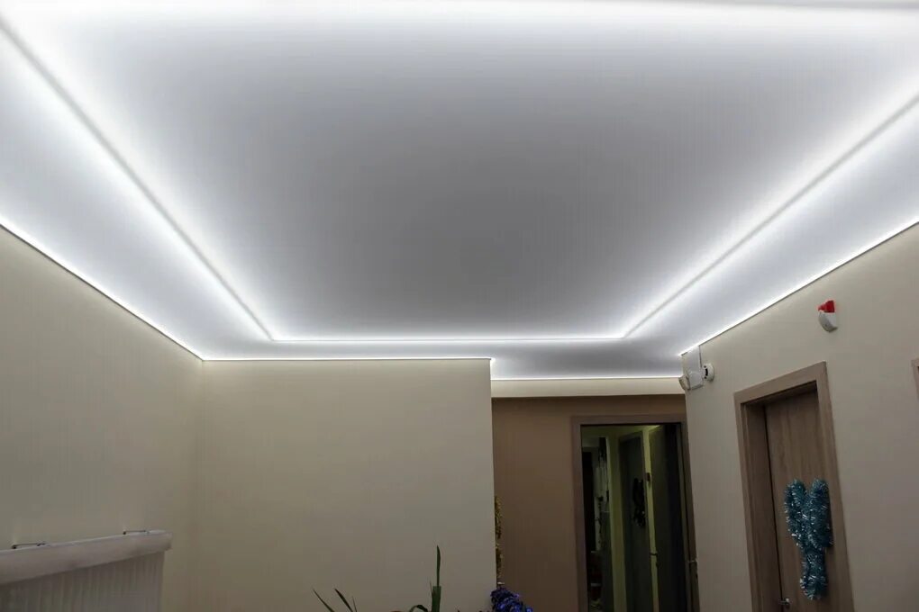 Потолок со светодиодной подсветкой фото Освещение будущего - световые линии на натяжных потолках Svetopotolok - световые