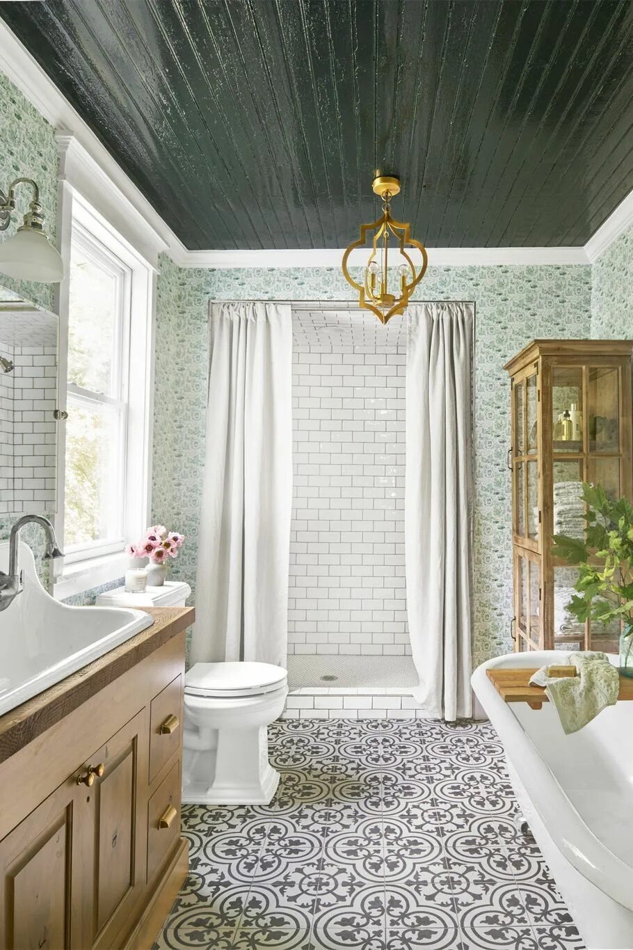 Потолок туалет ванна варианты See This Tennessee Fixer-Upper Go From Tattered to Picture-Perfect Bathroom inte