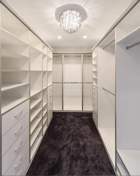 Потолок в гардеробной фото White walk in closet Bedroom closet design, Walk in robe, Family room design