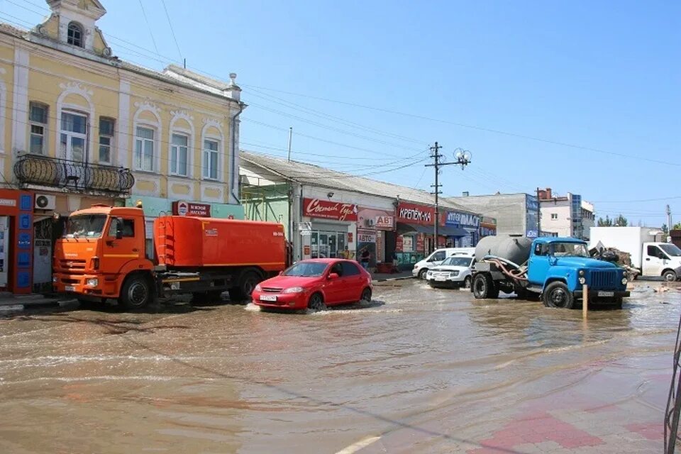 Потоп керчь фото пролетарская 50 срз В Керчи новый потоп: Из-за сильного прорыва на водоводе центр города ушел под во