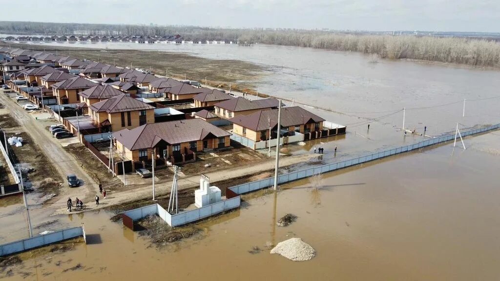 Потоп в оренбурге 2024 фото В поселках Экодолье, Ивановка, Приуралье и Перовский под Оренбургом из-за затопл