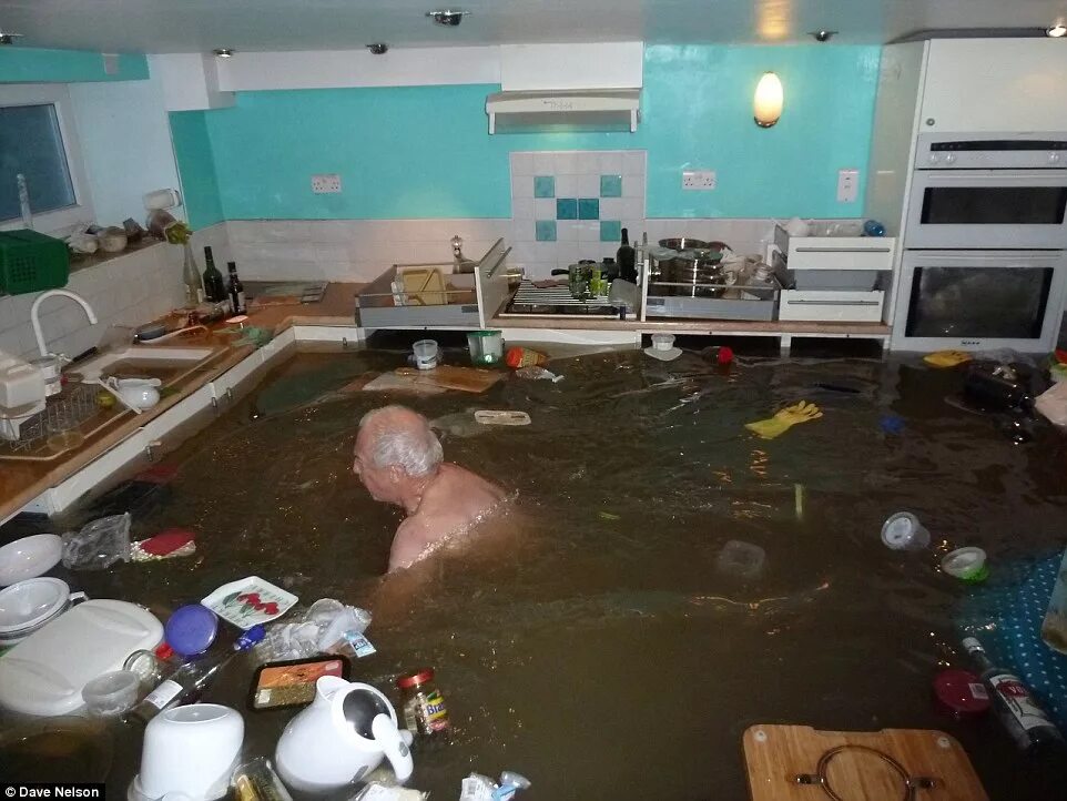 Потоп в ванной фото UK weather sees Storm Desmond flood victim swim in his Cumbria kitchen