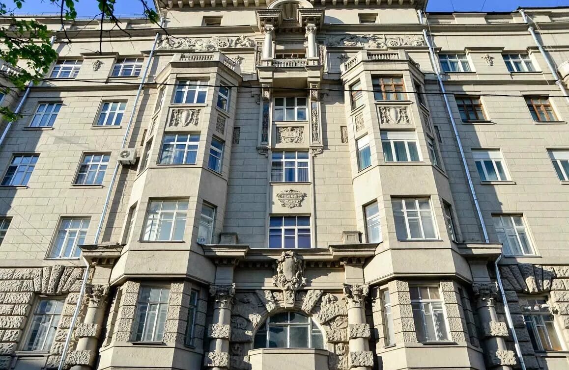 Поварская 13 фото Легендарный дом на тихой Поварской": мастерская "короля московской богемы" Борис