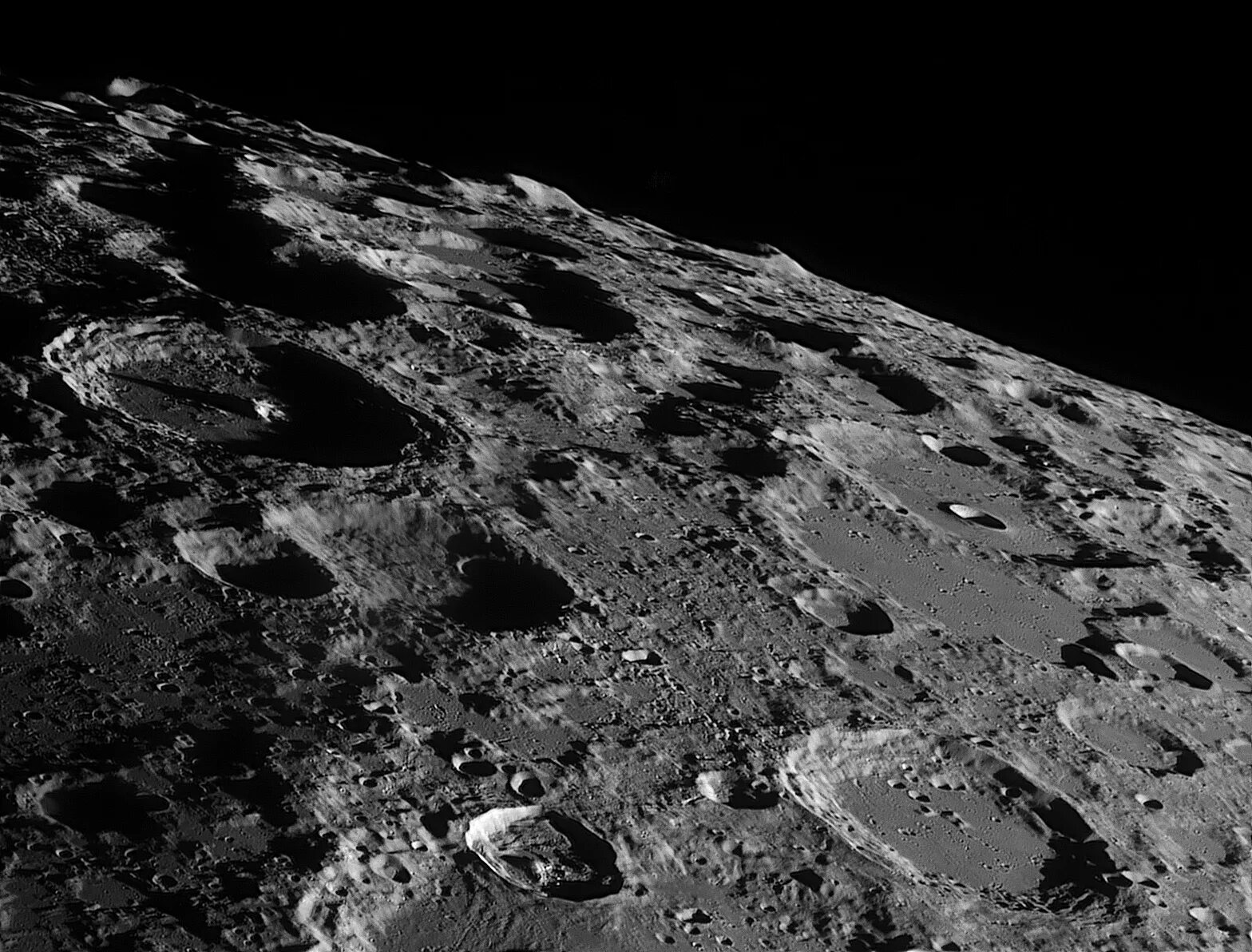 Поверхность луны фото реальные Ученые назвали возраст Луны