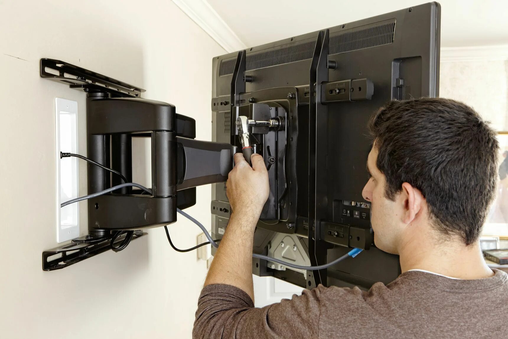 Повесить телевизор на стену фото How to Hang a Flat-Screen TV Diy tv wall mount, Tv wall mount installation, Wall
