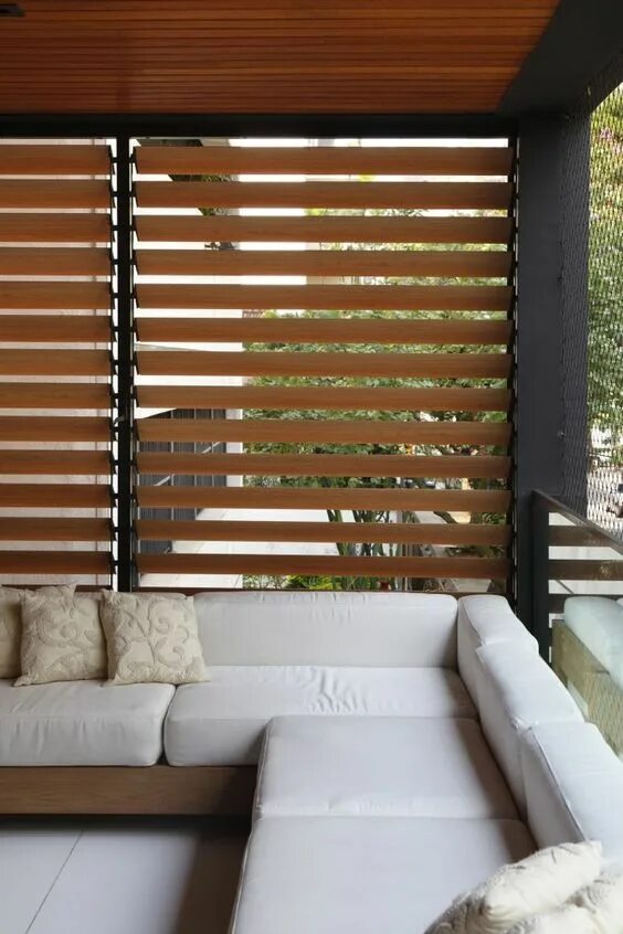 Поворотные деревянные жалюзи в беседку своими руками Louvre Living. Moveable timber louvres could be an alternative to fixed screen o