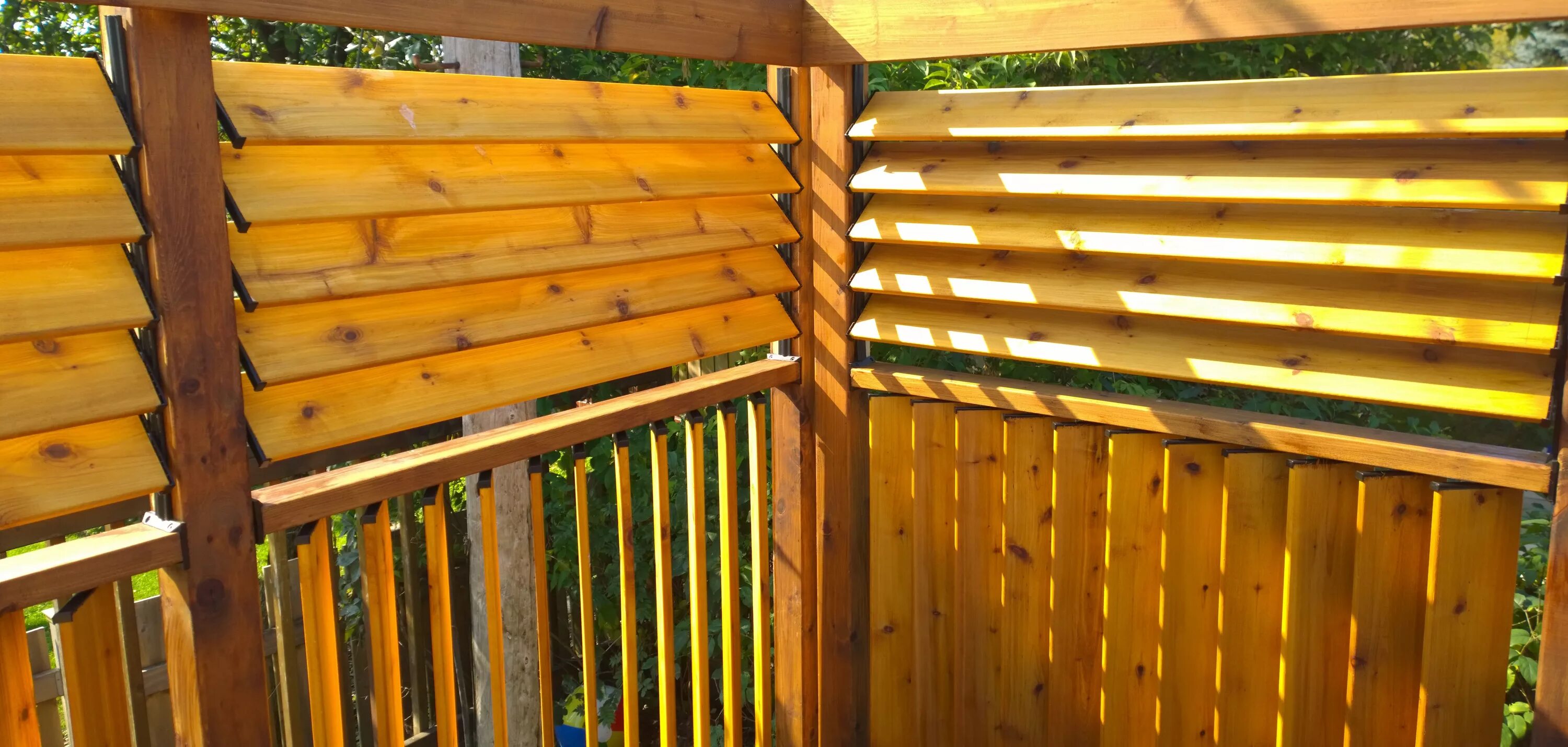 Поворотные деревянные жалюзи в беседку своими руками FLEX*fence creation by Jason Bubba from Sudbury, Ontario. Louvered panel fence T