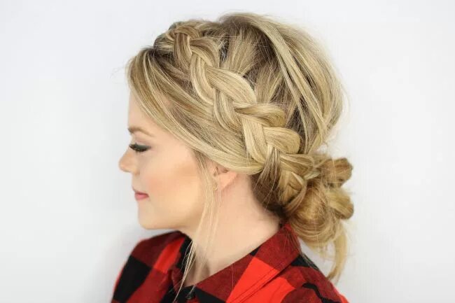 Повседневная прическа для женщин Dutch Braid / Messy Bun Tutorial Messy bun hairstyles, Hair styles, Holiday hair