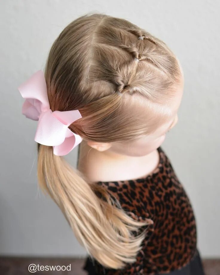 Повседневные прически на средние волосы девочке Three flips into a side ponytail. Cute and simple toddler style! Side ponytail h