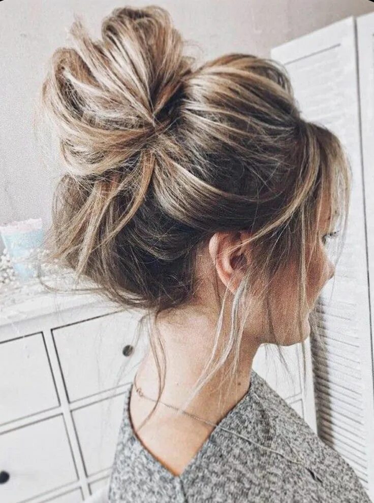 Повседневные прически на среднюю длину Pin on hair ideas Bun hairstyles, Messy bun hairstyles, Hot hair styles