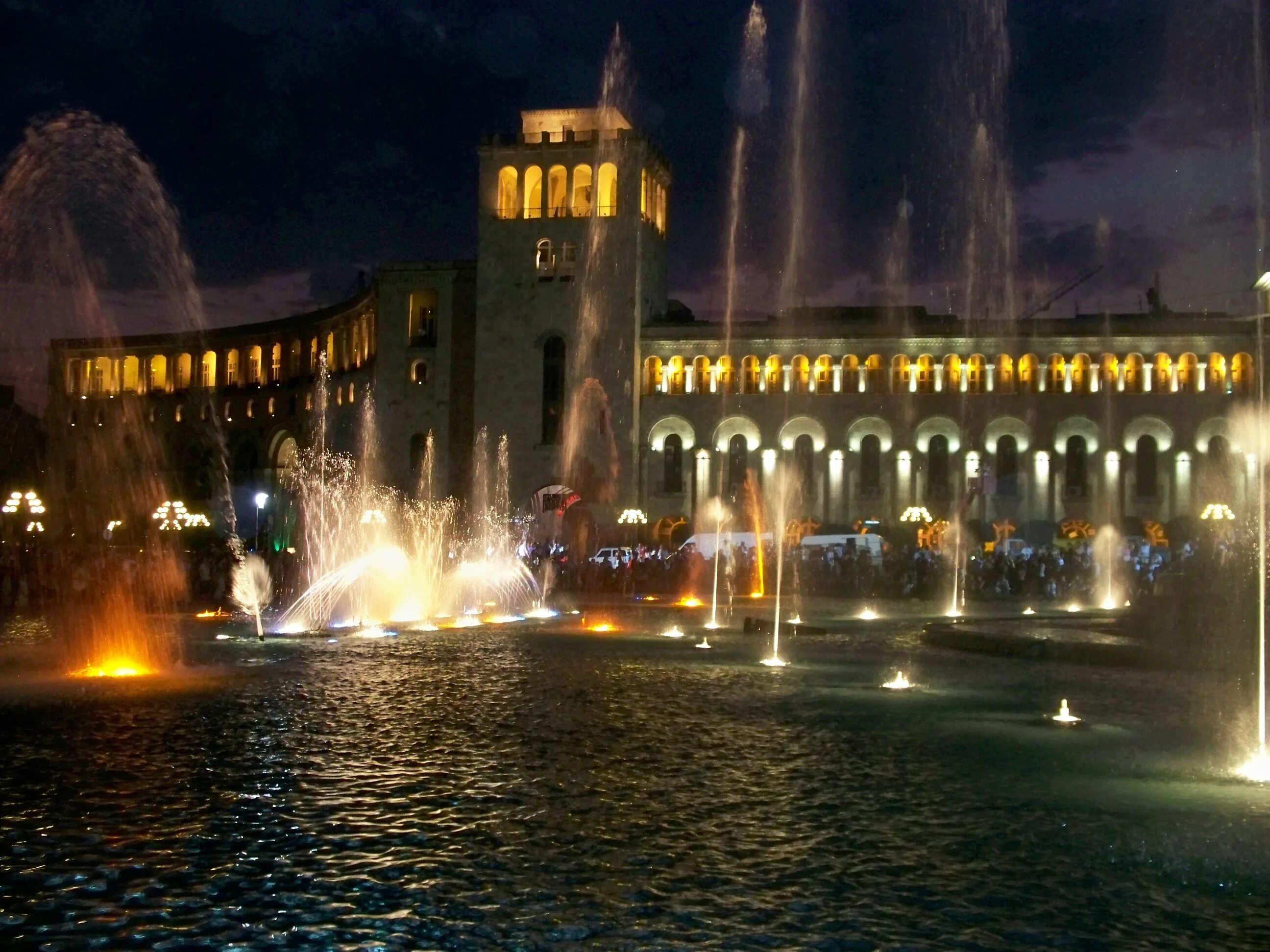 Поющие фонтанчики ереван площадь республики фото File:Singing Fountain Yerevan (27) (28297370762).jpg - Wikimedia Commons