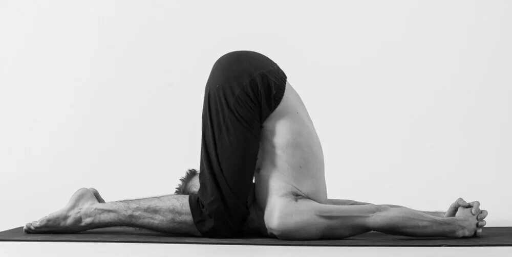 Поза 14 фото Strengthen your Spine with Yoga pose- Karnapidasana