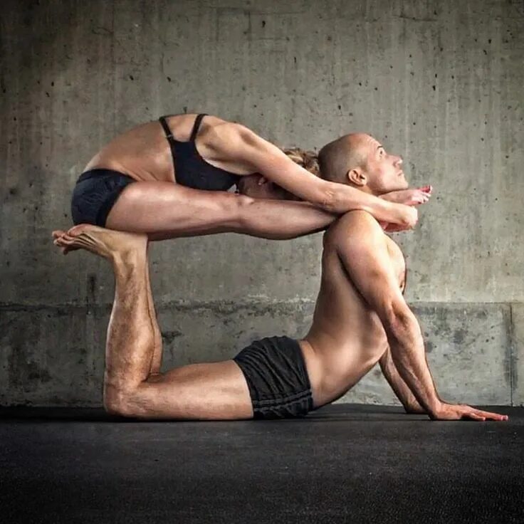 Поза 7 фото This could be us, but we like pizza Partner yoga, Couples yoga poses, Yoga pictu