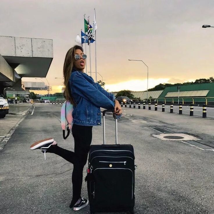 Поза для фото в аэропорту Pin di Debora su Elas E Suas ESCALAS NO AEROPORTO Idee foto instagram, Pose foto