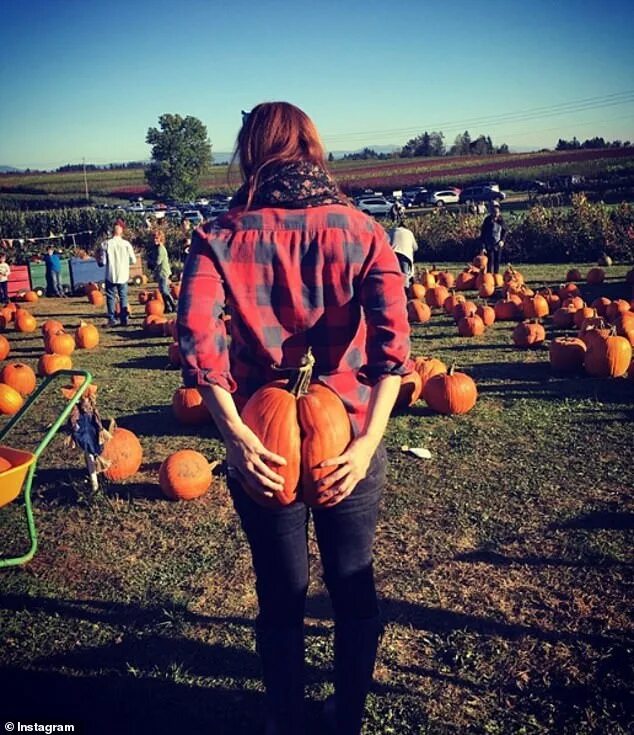 Поза пикантная тыква фото People are turning their bums into pumpkins for the perfect autumnal Instagram s