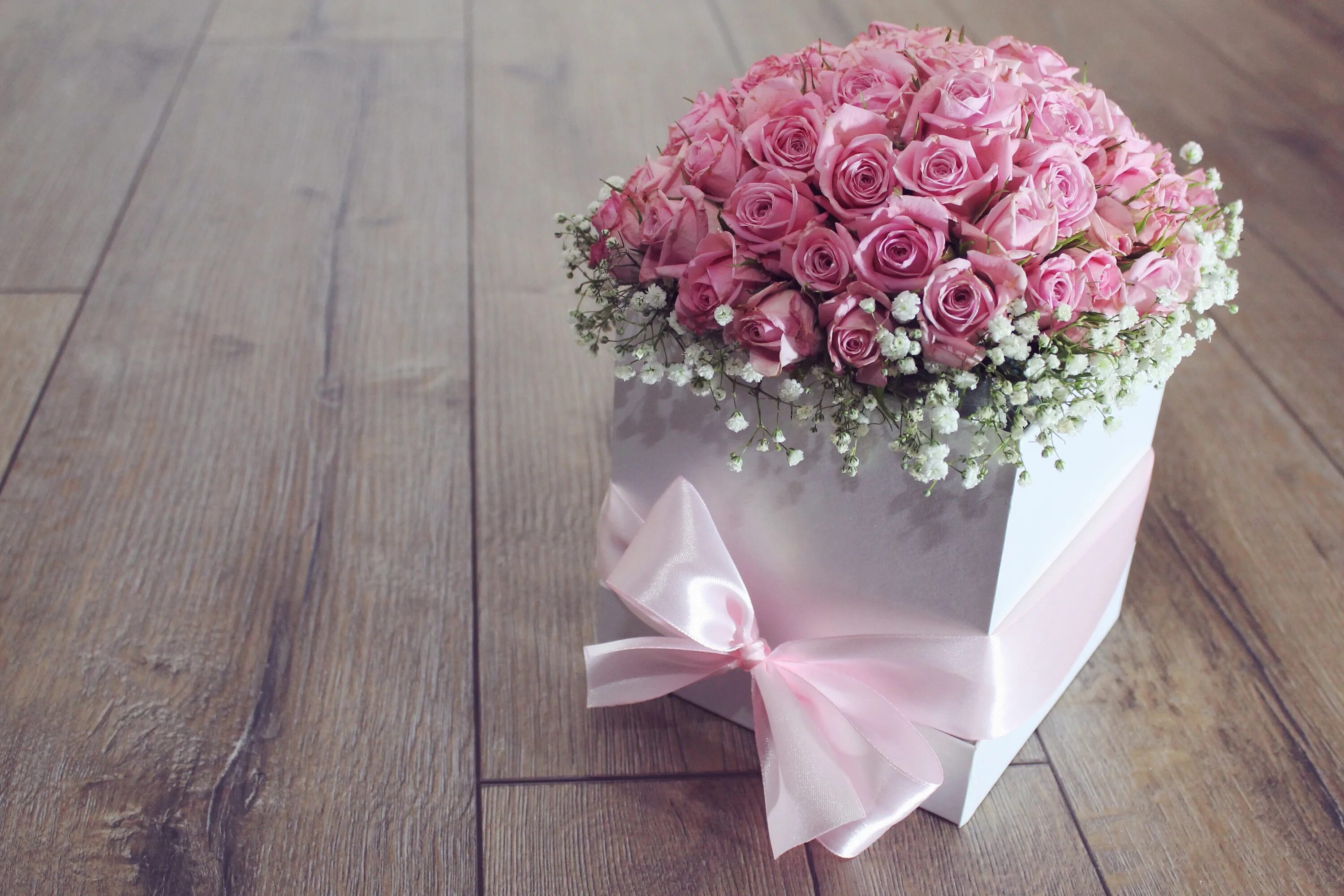 Поздравления в виде фото Gift box with a bouquet of pink roses and bow Desktop wallpapers 640x960