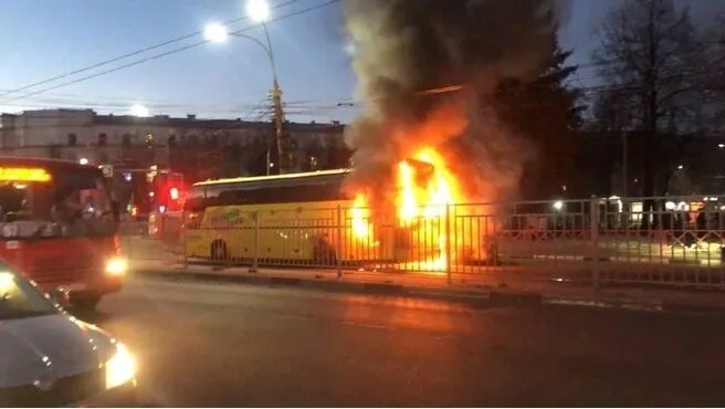 Пожар на автовокзале липецк фото произошедшего Загорелся автобус на проспекте Октября на Гиганте в Ярославле 11 октября 2021 - 