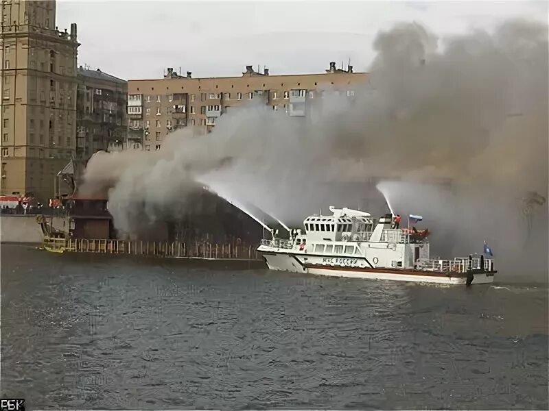 Пожар на бережковской набережной фото В Москве на Бережковской набережной горит ресторан-корабль "Викинг" - РБК