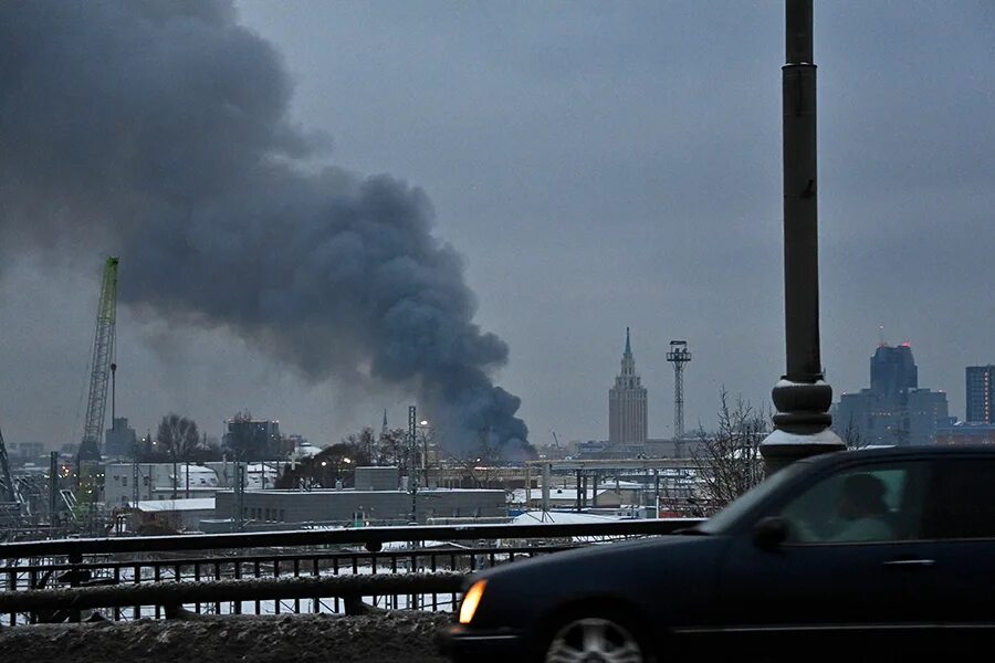 Пожар на бережковской набережной фото Пожар рядом с тремя вокзалами в Москве. Фоторепортаж - РБК