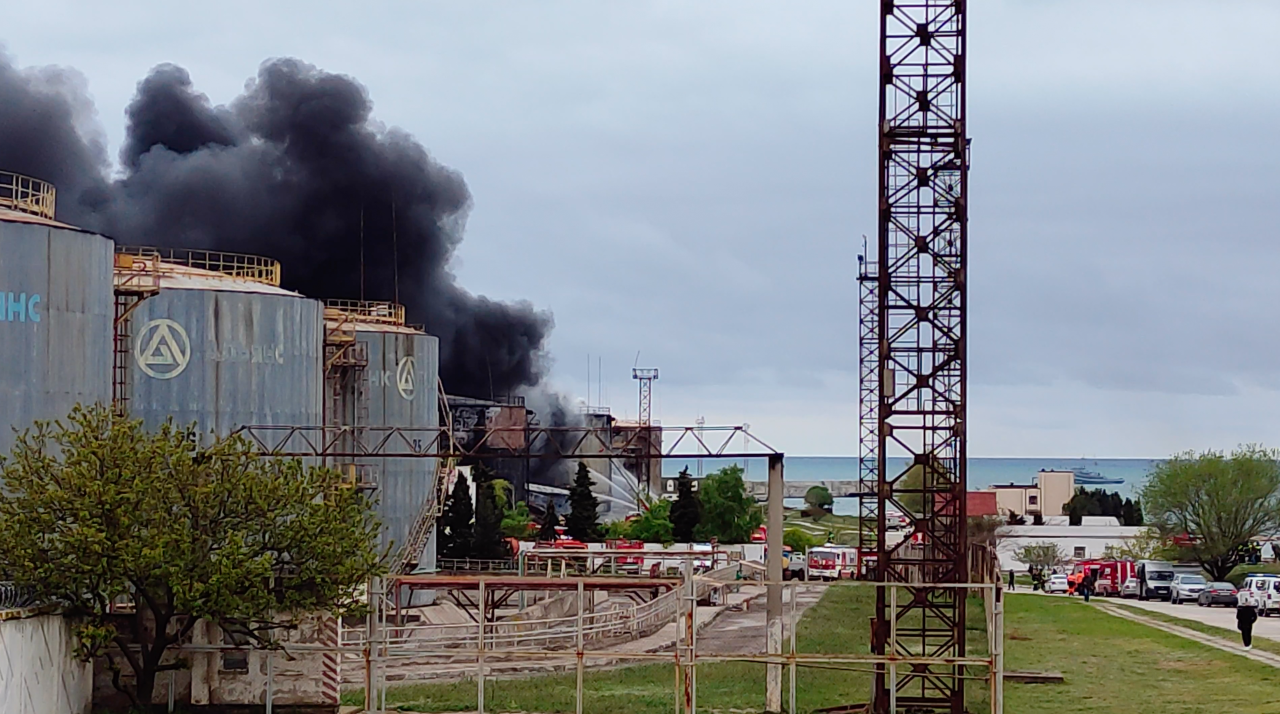 Пожар на нефтебазе в феодосии сегодня фото Пожар на нефтебазе в Севастополе локализован ::Первый Севастопольский