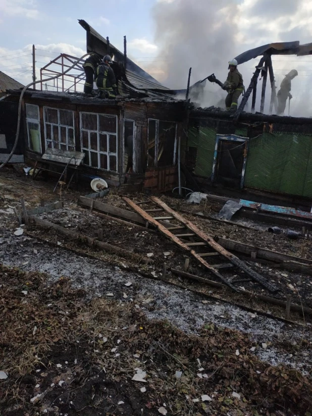 Пожар в барнауле фото Пожар в частном доме случился в Барнауле