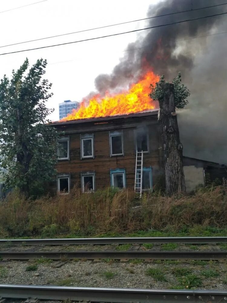 Пожар в барнауле фото Два пожара в жилых домах произошли в Барнауле сегодня днем (фото и видео)