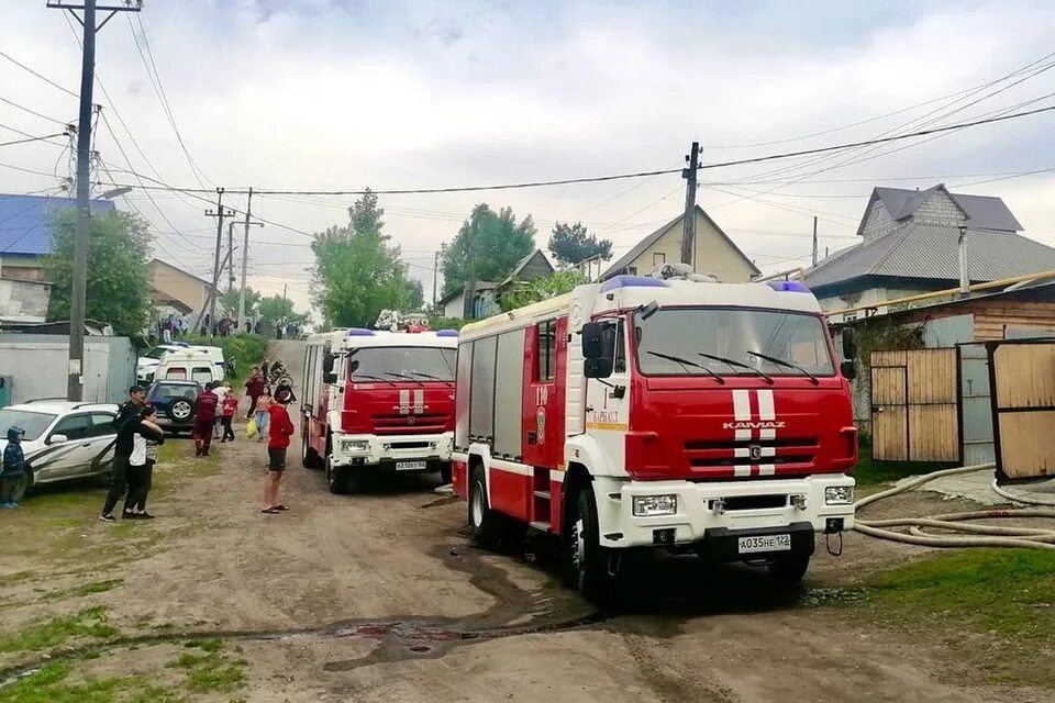 Пожар в барнауле фото Большой частный дом горел в Барнауле - KP.RU