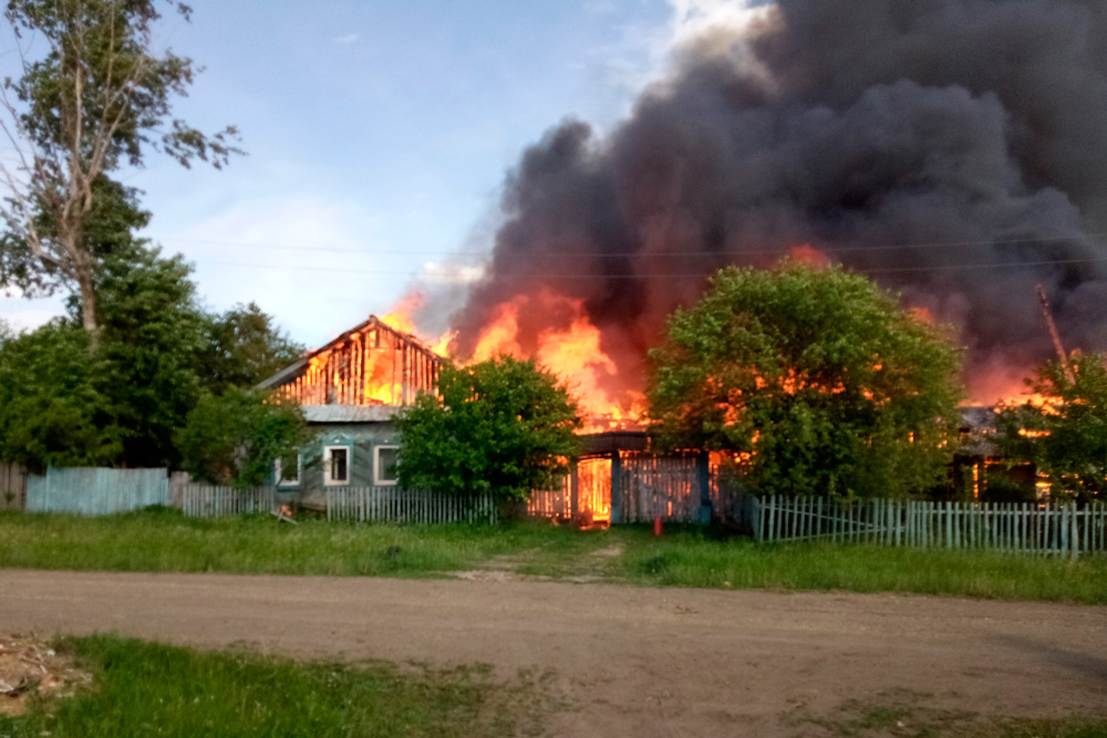 Пожар в деревне фото Информация о возможности снижения горючести строительных конструкций жилья и над