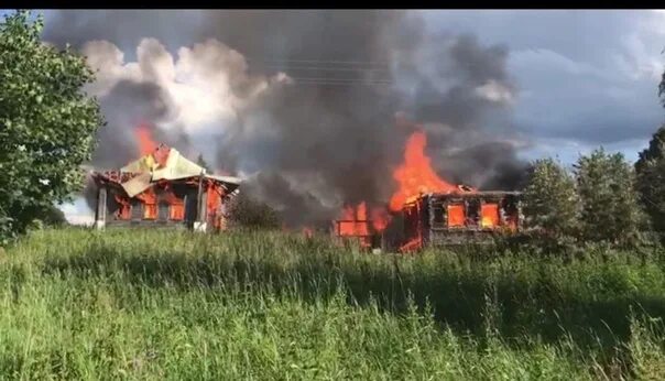 Пожар в деревне фото Вчера в деревне Базуново сгорели два дома. Наличие и содержание пожарных водоёмо