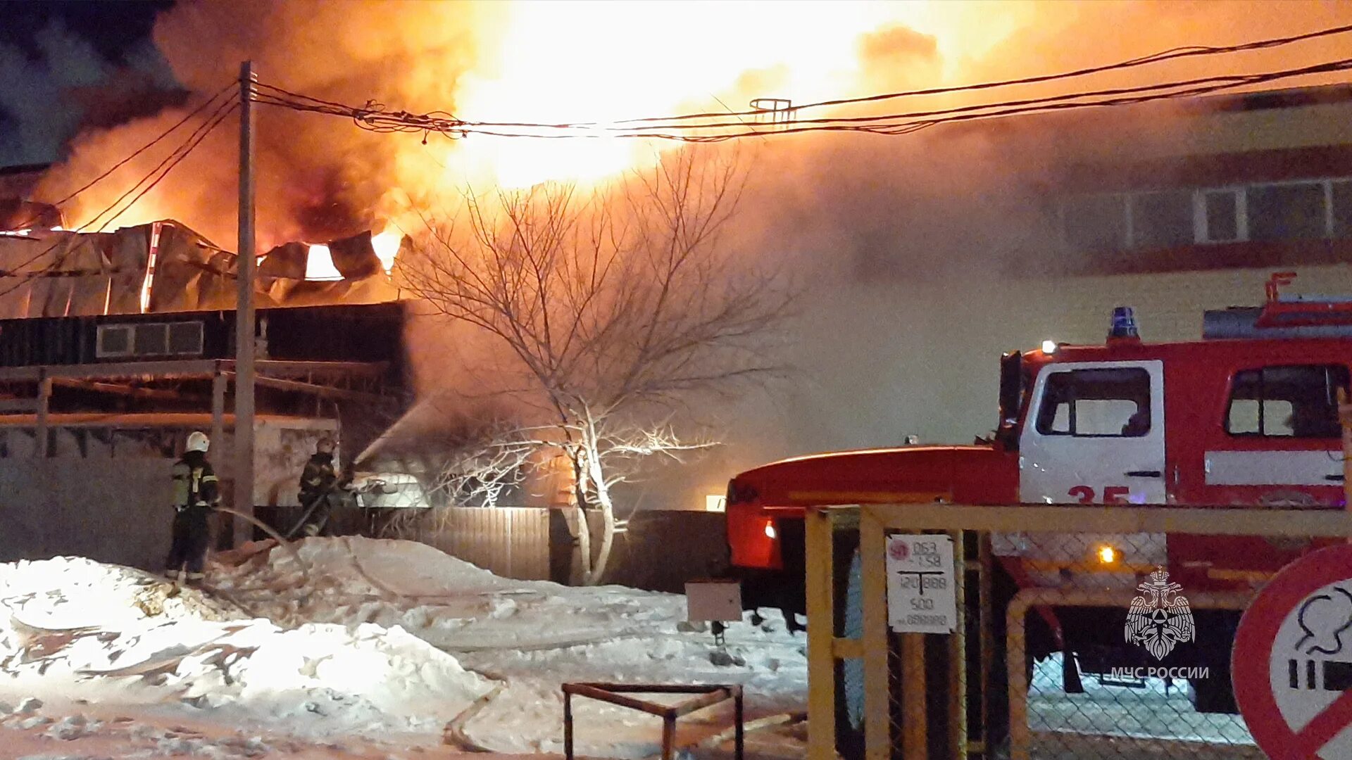 Пожар в хабаровске фото Открытое горение на пожаре в здании автосервиса в Хабаровске пожарные ликвидиров