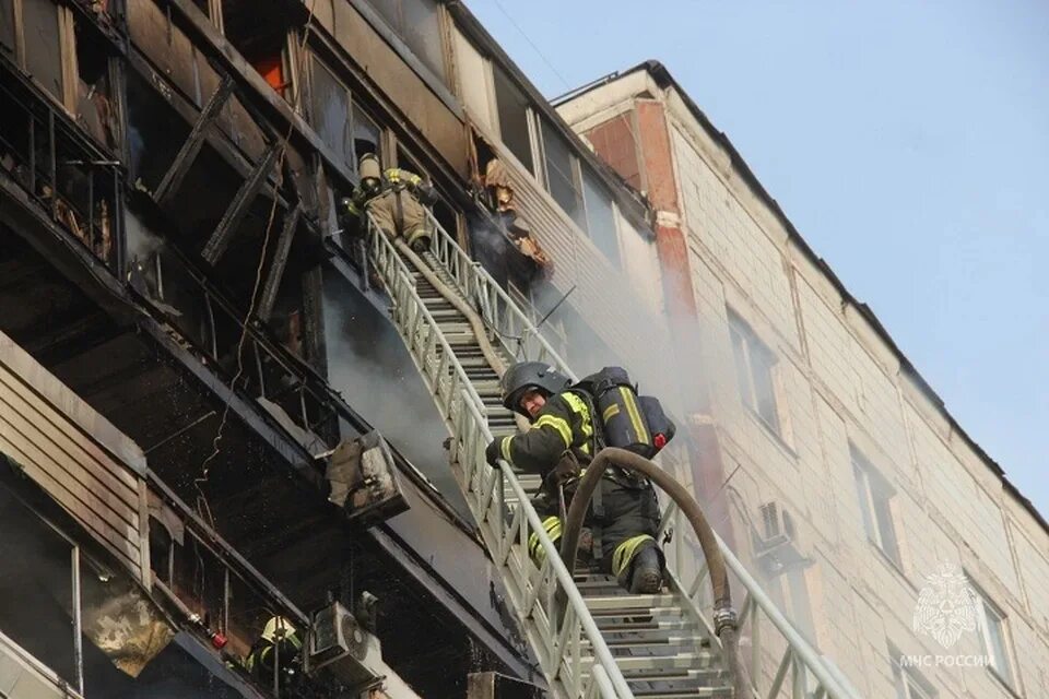 Пожар в хабаровске фото Полыхали 12 балконов: крупный пожар произошел в многоэтажке Хабаровска - KP.RU