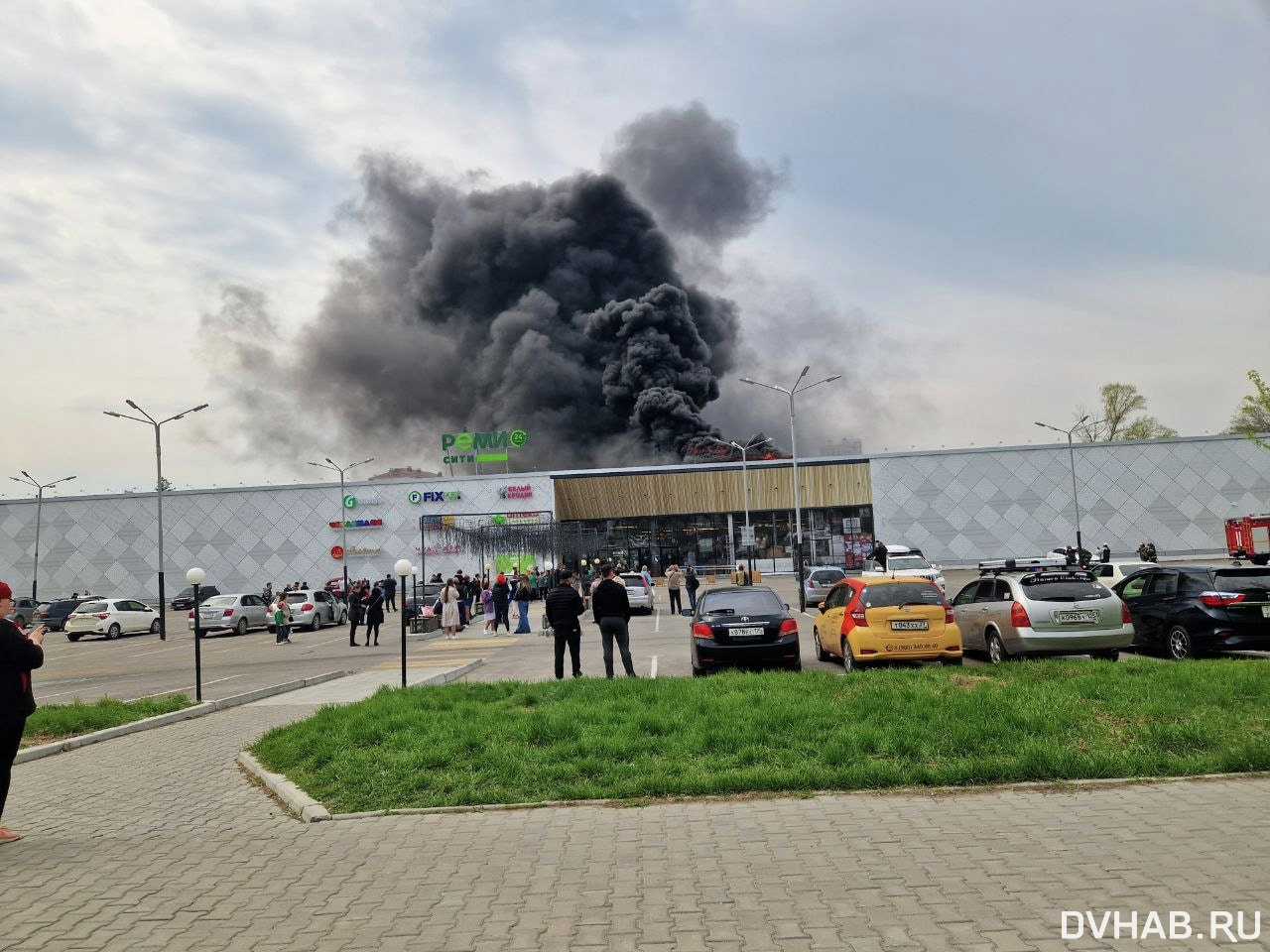 Пожар в хабаровске сегодня фото Огромный столб дыма поднялся над Хабаровском из-за пожара в магазине "Реми" (ФОТ