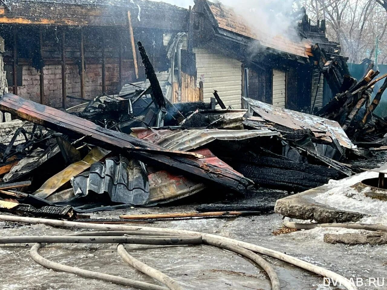 Пожар в хабаровске сегодня фото Спасатели эвакуировали детсад из-за пожара в соседнем коттедже (ОБНОВЛЕНИЕ; ФОТО