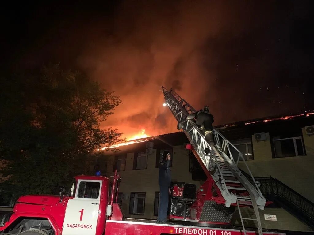 Пожар в хабаровске сегодня фото Пожарные расчеты оперативно ликвидировали горение на пожаре в административном з