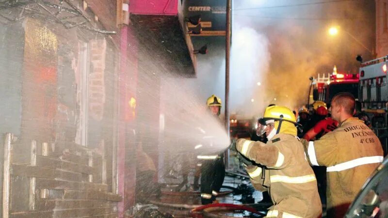 Пожар в клубе фото Brazil nightclub fire: 'Like a war zone' with bodies piled CNN