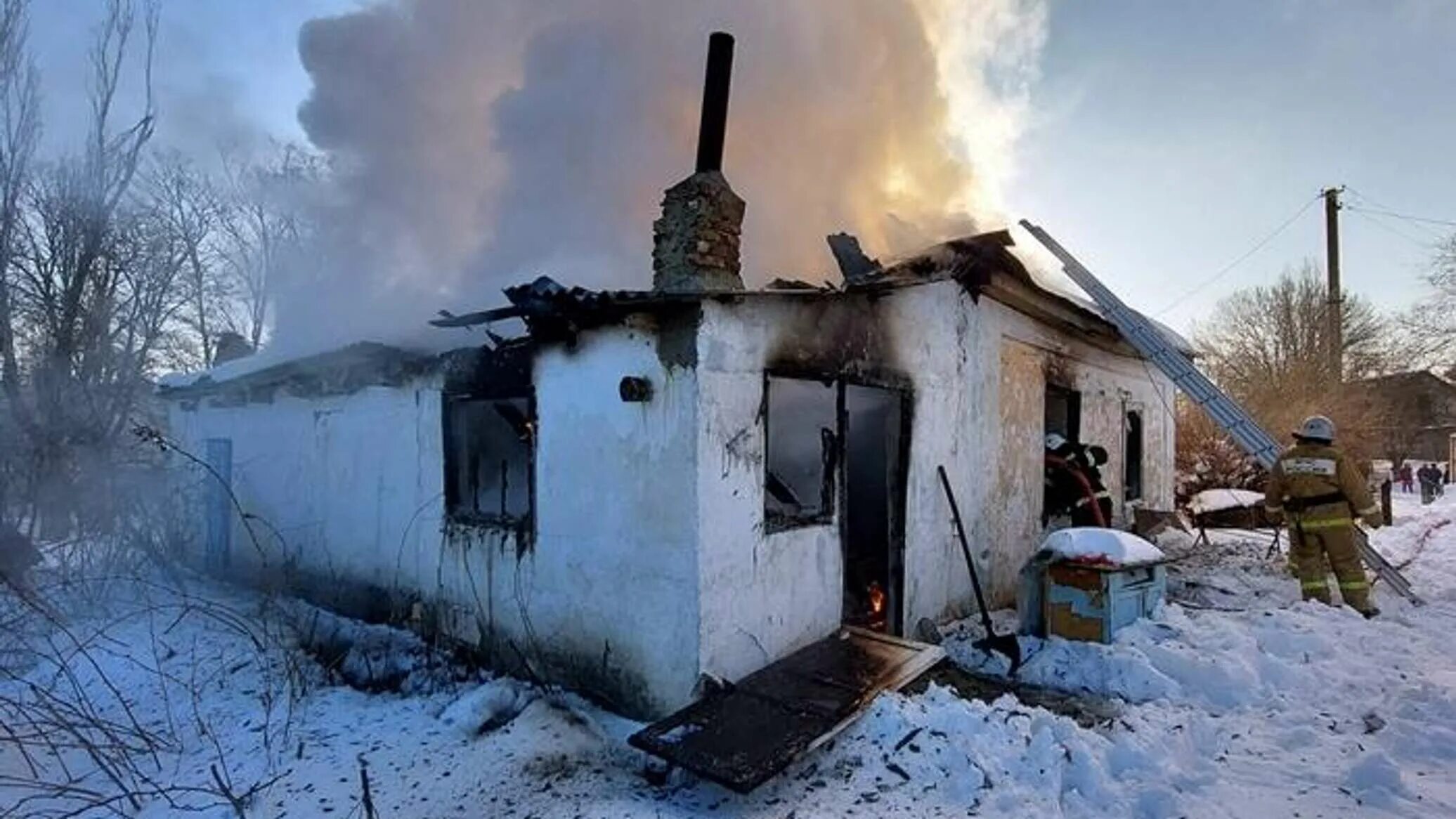 Пожар в крыму фото Смертельный пожар в Судаке: в горящем доме найден погибший - РИА Новости Крым, 2