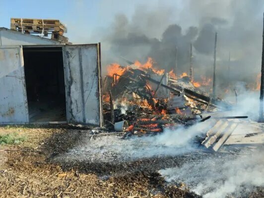 Пожар в крыму фото Пожар в Бахчисарайском районе - в селе Холмовка горела хозпостройка