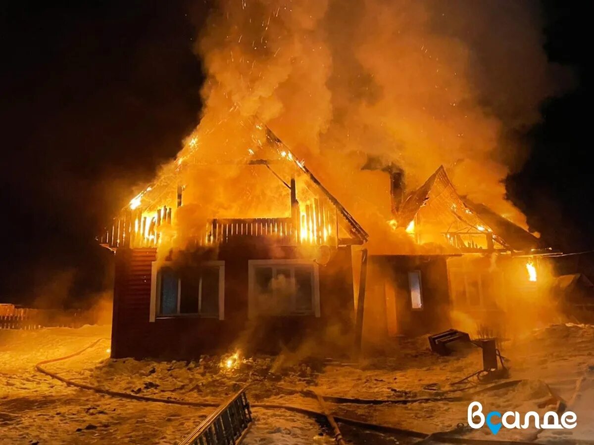 Пожар в селе фото В деревне Северная сгорел частный дом " вСалде Верхняя Салда и Нижняя Салда