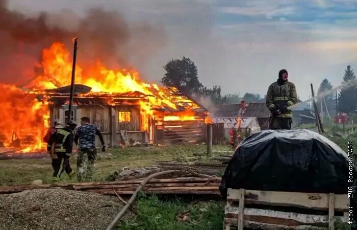 Пожар в селе фото Число горящих строений в свердловском селе Шайдуриха увеличилось почти до 30