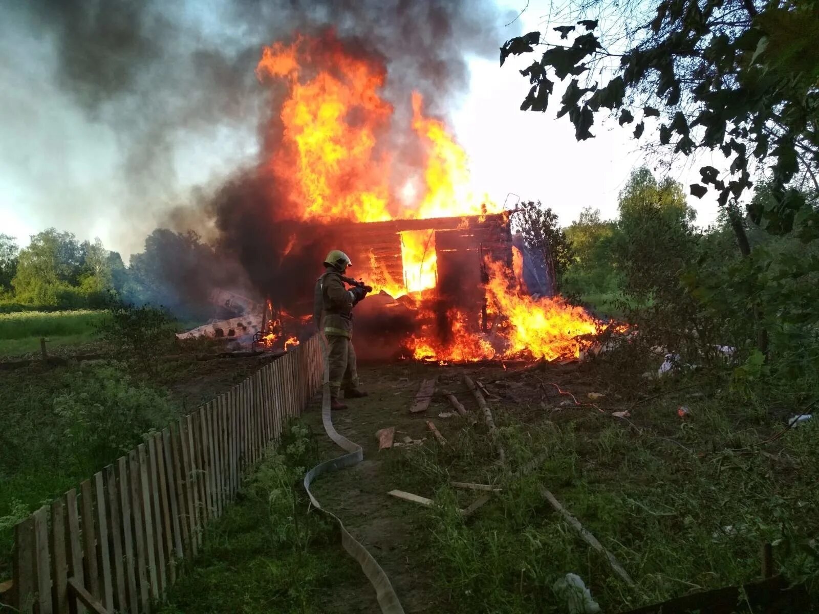 Пожар в селе фото Ликвидация пожара в жилом доме в городском округе Домодедово - Оперативная инфор