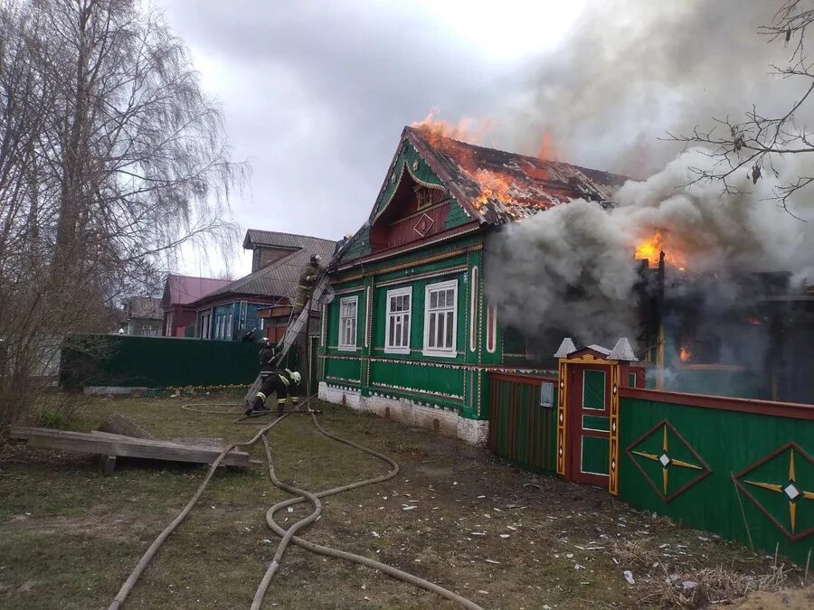 Пожар в селе фото В Александровском районе пожарные отстояли два дома