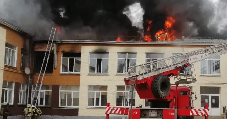 Пожар в школе фото Проверку всех школ обещает провести МОН после двух пожаров в Павлодаре