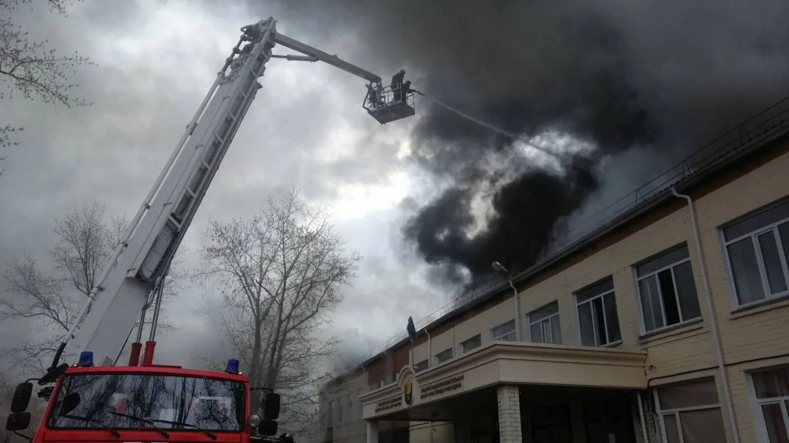 Пожар в школе фото ДЧС Павлодарской области потушили крупный пожар в школе