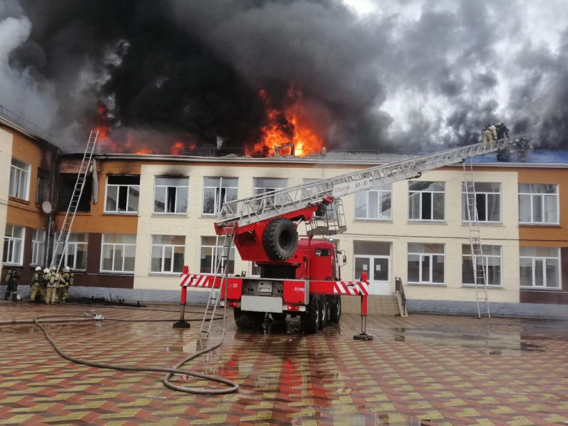 Пожар в школе фото Школьница пострадала при сильном пожаре в павлодарской школе - 22.04.2022, Sputn