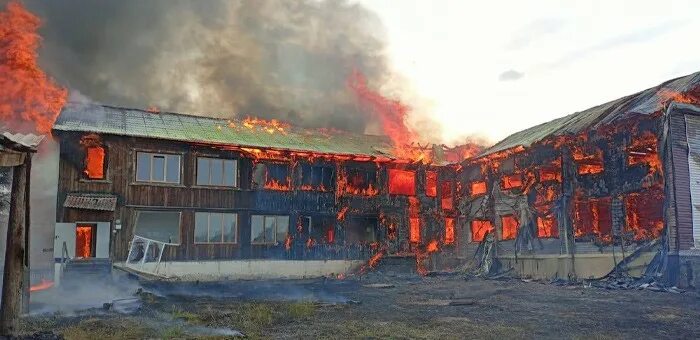 Пожар в школе фото В Мендур-Сокконе сгорела школа Новости Горного Алтая Новости Республики Алтай