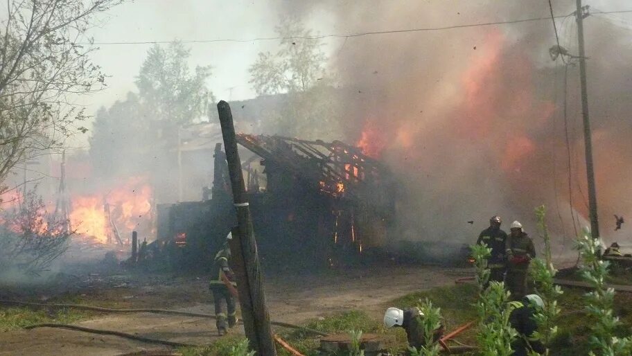 Пожар в вельске сегодня фото и видео Пожарно-спасательные подразделения ликвидировали пожар в г. Котлас Архангельской