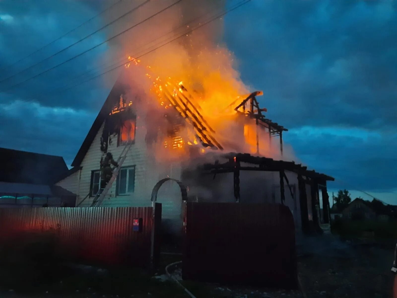 Пожар в вельске сегодня фото и видео Вельские пожарные отстояли жилой дом на ночном пожаре в д. Вороновской - Все нов