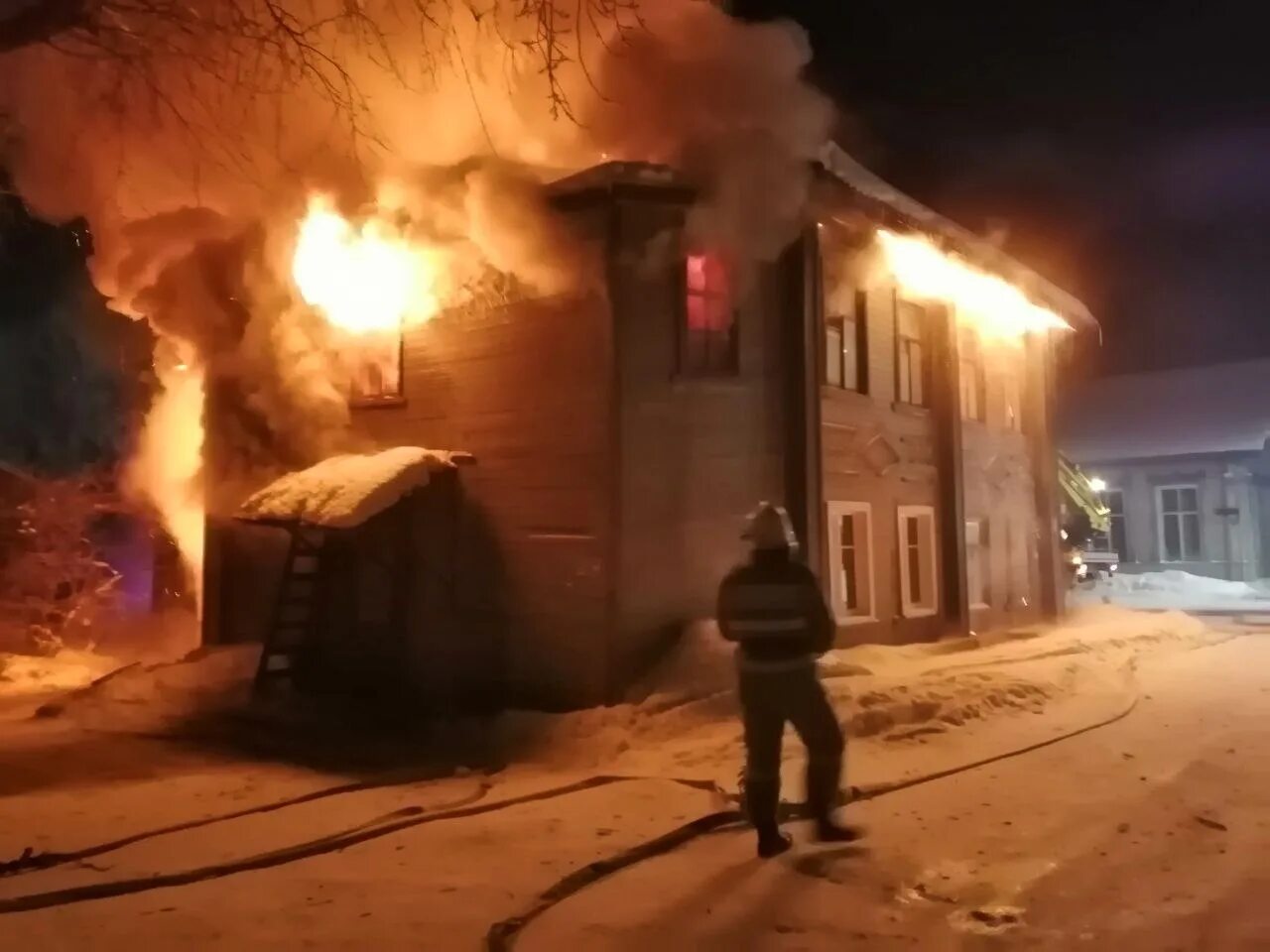 Пожар в вельске сегодня фото и видео Пожарно-спасательные подразделения ликвидировали пожар в Вельском районе Арханге