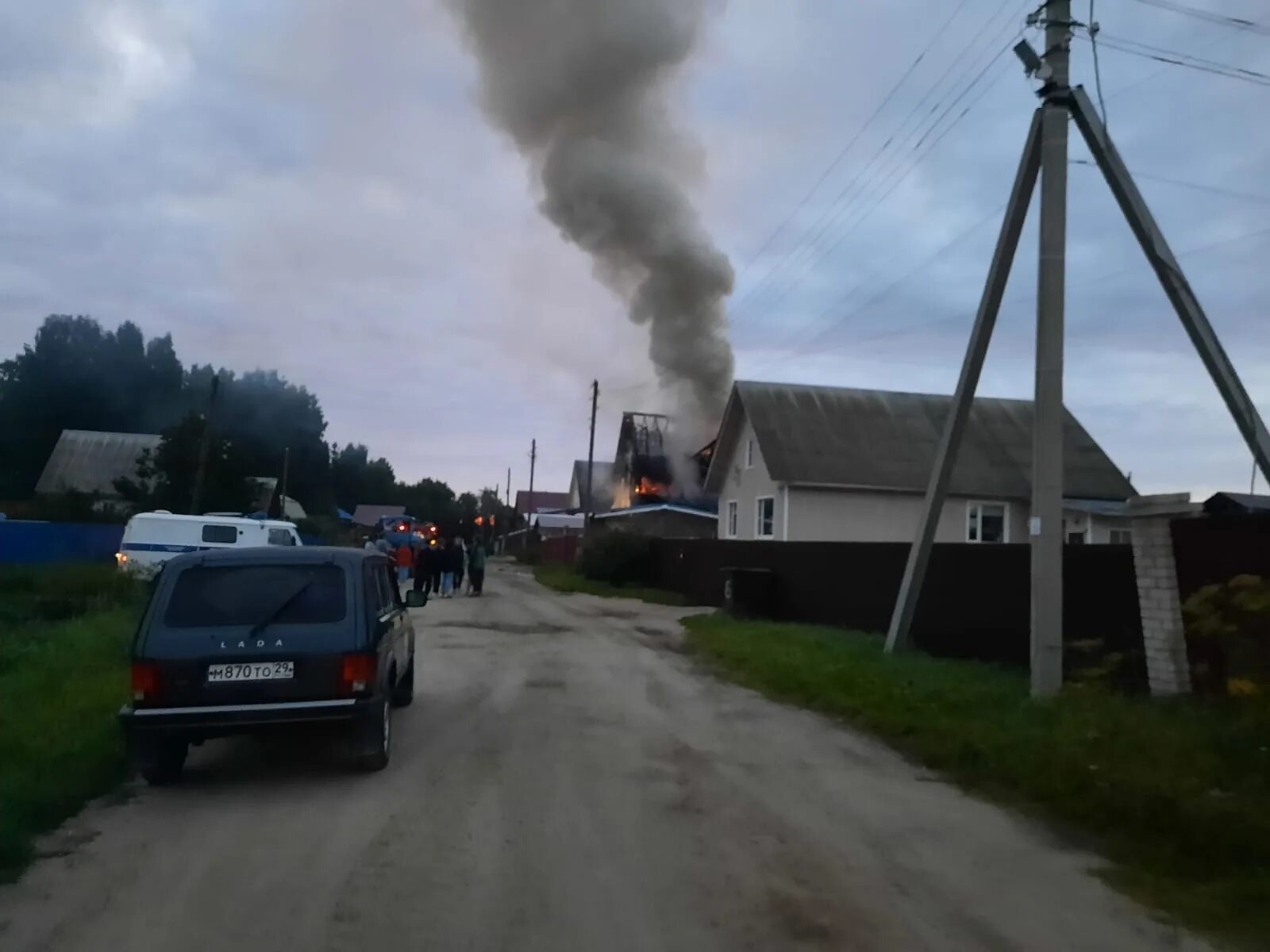 Пожар в вельске сегодня фото и видео Вельские пожарные отстояли жилой дом на ночном пожаре в д. Вороновской - Все нов